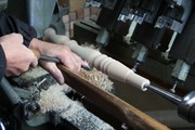 椅子用ろくろ加工中