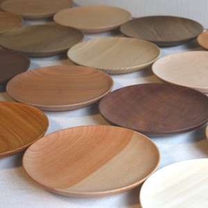 いろいろな木を使って作った木製皿